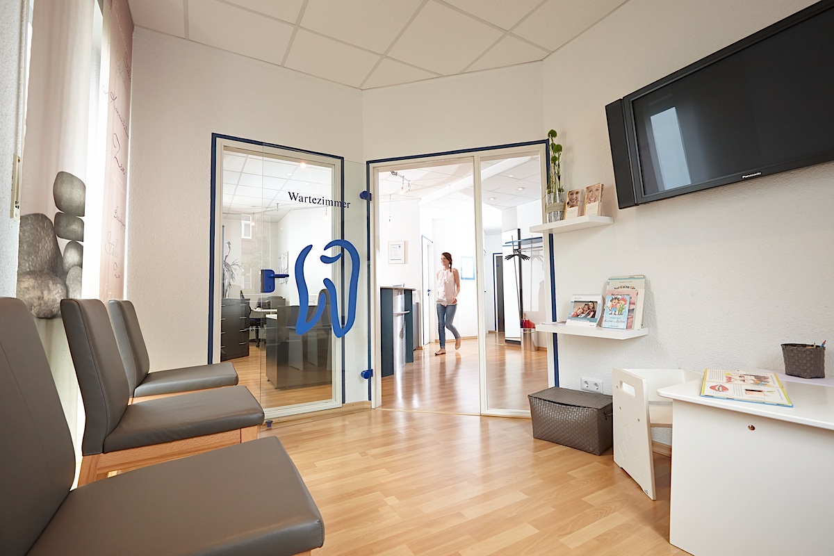 Blick aus dem Wartezimmer zum Empfang der Zahnarztpraxis Peter Schlüter